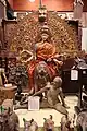 Verschiedene Artefakte, in der Mitte die Göttin Durga, reitend auf einem Tiger