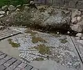 Mosaik am Fundament unterhalb der Brücke