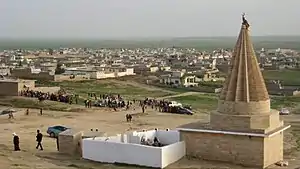 Blick auf Chatare mit einem jesidischen Tempel im Vordergrund