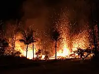 Nachtaufnahme einer Spalteneruption in den Leilani Estates im Mai 2018