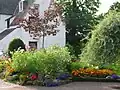 Giebelwand des Hauses und ein Detail des Gartens