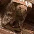 Sheela-na-Gig an der Church of St Mary and St David in Kilpeck, Herefordshire. Möglicherweise als Apotropaion gedacht