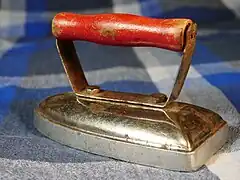Spielversion für Kinder eines Elektrobügeleisens der 1930er Jahre