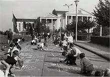 Kindertag mit Straßenbemalung, 1960er Jahre