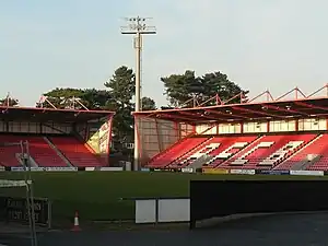 Die östliche Sitzplatztribüne (rechts) des Dean Court (2007)