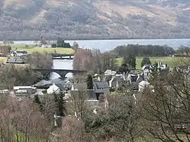 Kinloch Rannoch mit dem Fluss Tummel und Loch Rannoch im Hintergrund