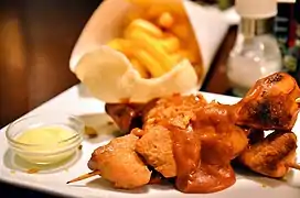 Kipsaté (gegrilltes Hühnerfleisch mit Erdnusssauce) mit Pommes