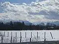Blick auf Kirchanschöring und die Alpen im Winter
