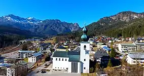 St. Johann Nepomuk Turmseite (rechts: Frontansicht mit Eingang)