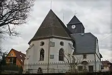 Kirche in Höckendorf, u.&nbsp;a. mit Theler-Grabsteinen, die mit dem benachbarten Bauernhof (links im Bild) auf den Grundmauern des Rittergutes steht