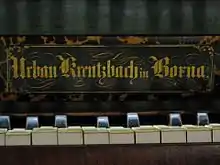 Urban-Kreutzbach-Firmenschild am Orgel-Spieltisch