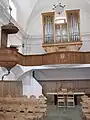 Kircheninneres mit eigenwilliger Komposition von Kanzel und Orgel auf der Empore