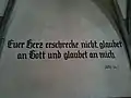 Biblisches Wort im Kirchenschiff