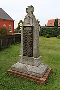 Gefallenendenkmale aus Geierswalde (links) und Scado (rechts)