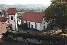 Glocken- und Torturm neben der frühgotischen Wehrkirche in Wersau im Odenwald