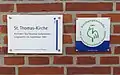 Informations-Schilder an der Kirche