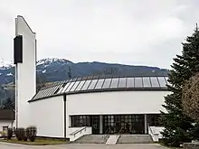 Blick zu Kirche mit Eingängen