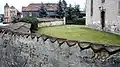 Kirchhof in Rehmen umgeben von einem hohen Mauerring.