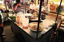 Phat Thai – in einer Garküche, Lop Buri 2013