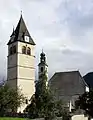 Links der Turm der Liebfrauenkirche (14.&nbsp;Jhdt.), rechts die Pfarrkirche „Zum Heiligen Andreas“