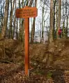 Hinweisschild bei Fort&nbsp;II (Fort&nbsp;Wilhelm) mit Steinresten auf dem Boden