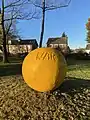 Skulptur mit der Inschrift KLAUS WAR SCHLIMM