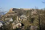 Die Klausenburg (links) und die Rheinburg (rechts), im Hintergrund die Festung Ehrenbreitstein