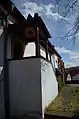 Überdachte Zugänge: li.: zum Langhaus, re.: Chorzugang