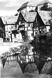 „Klein-Venedig“ am Mühlbach in Burgkunstadt um 1950. Der noch unverrohrte Mühlbach, gesäumt von den mittelalterlichen Fachwerkhäusern der Judengasse