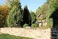 Der kleine Friedhof im Schatten der Wallfahrtskirche von Kleinheiligkreuz