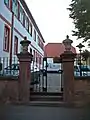 Eingang zum nördlich vorgelagerten Schlossplatz