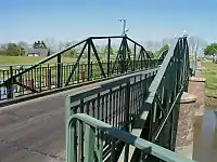 Holzbelag der Fahrbahn