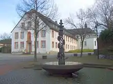 Kloster in Klausen,vorne der Marienbrunnen