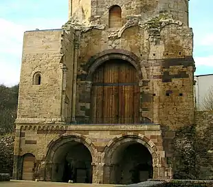 Klosterkirche Göllingen, Blick vom ehm. Langhaus auf den Rundbogen über der Öffnung zum Westchor, den Treppenaufgang links neben der Empore und die darunter liegenden Zugänge zur Westkrypta