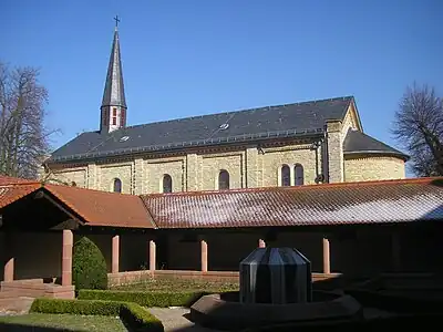 Klosterkirche vom Klostergarten mit Kreuzgang.