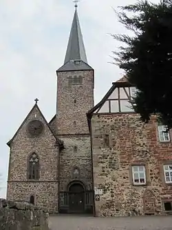 Westfassade der Kirche, links: Huttenkapelle, rechts ehemalige Wohnung des Abtes
