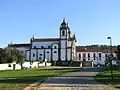 Kloster vom Vorplatz aus gesehen mit der Kirche im Vordergrund