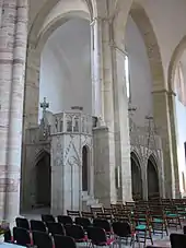 seitlich neben dem Altar