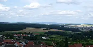 Blick über Burgholz bei Kirchhain zum bis 635,5 m hohen Knüll nebst Südausläufer Rimberg (591,8 m; rechts hinter den Windkraftanlagen)