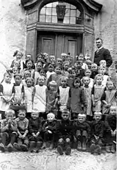 Die Asseburger Kurie in der Zeit der Knabenschule, 1921. Lehrer Hilker mit Schulkindern