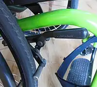 Kniehebelbremse an einem Rollstuhl betätigt