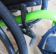 Kniehebelbremse an einem Rollstuhl geöffnet