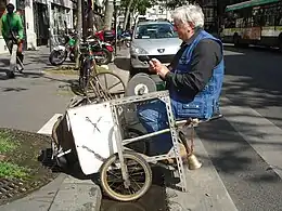 Scherenschleifer mit einem „modernen Schleifkarren“ in Paris, 2008
