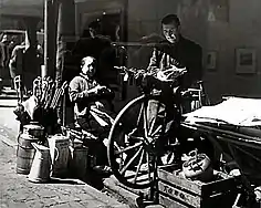 Scheren­schleifer („Afi­la­dor“) mit Schleif­karren in Oviedo in Spanien, etwa Anfang des 20.&nbsp;Jh.