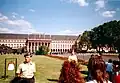 Die Wagenkolonne des amerikanischen Präsidenten George H. W. Bush vor dem Kurfürstlichen Schloss 1989, das Gebäude noch mit ocker/blau-rotem Anstrich
