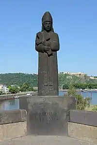 Die Steinfigur des Kurfürsten Balduin von Luxemburg auf der Balduinbrücke