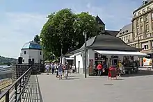 Überreste der Verankerung der Schiffbrücke (links) und die beiden Brückenhäuser (rechts)