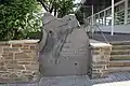 Der Gedenkstein 14. Juli 1870 neben dem Café Rheinanlagen