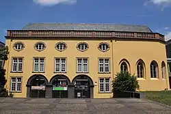 Der Südflügel des ehemaligen Leyenschen Hofs mit der St.-Jakobus-Kapelle (rechts)