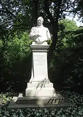 Das Koch-Denkmal in der Lenné-Anlage